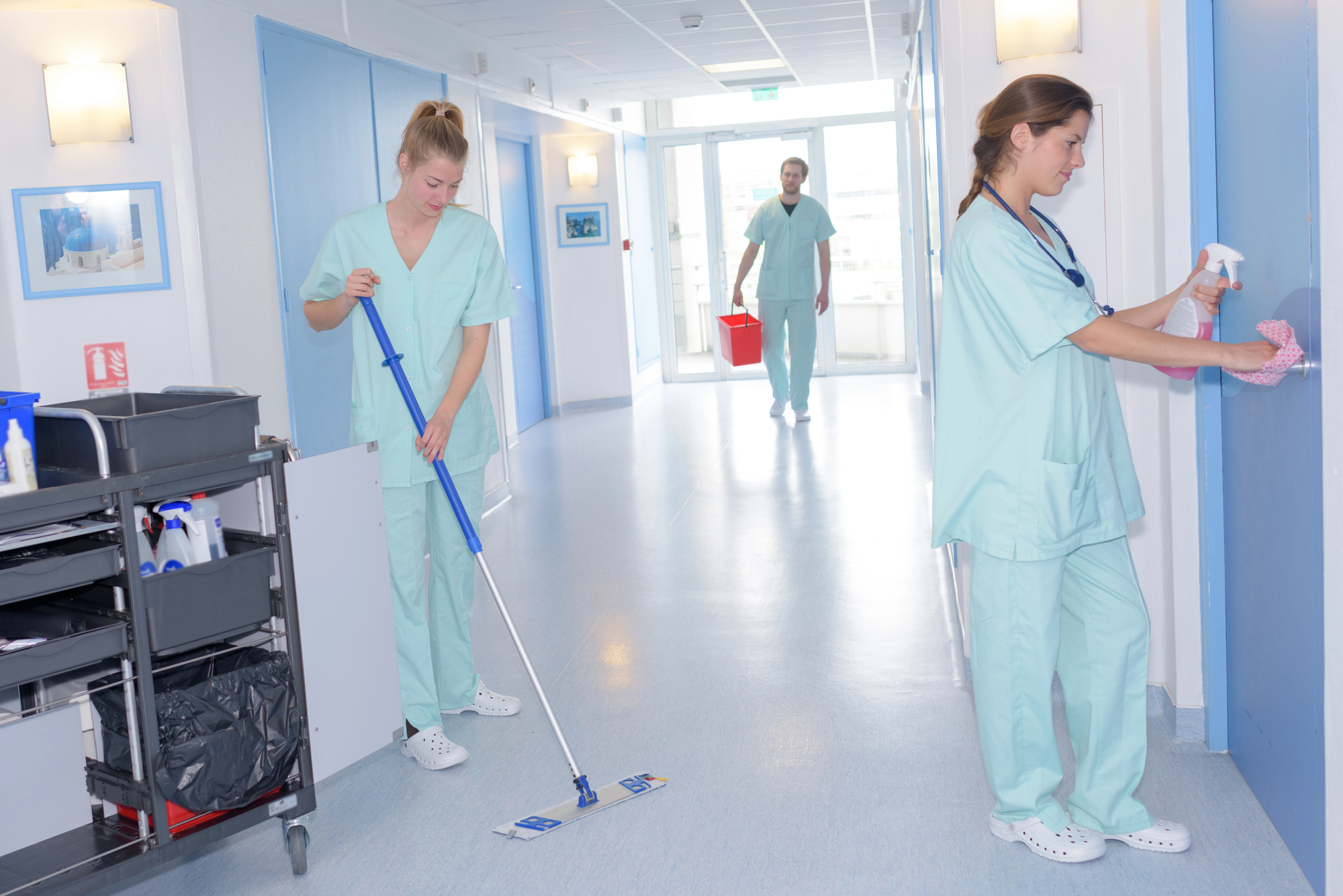 Krankenhausreinigung Düsseldorf - Ein Team reinigt ein Krankenhausflur